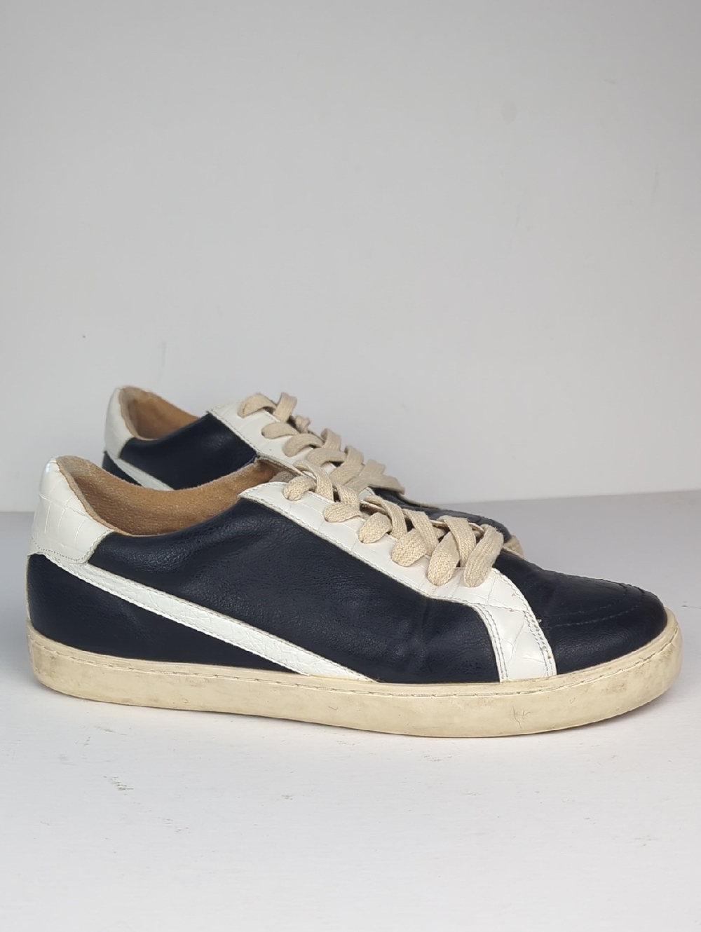 WHITE RAVEN Women's Black & White Faux Leather Sneakers